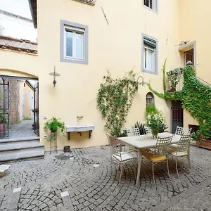 corte-paolina-charming-courtyard-inside-lucca.it-tuscanyhotel.com/